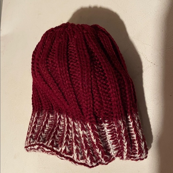 New maroon UGG beanie hat - Picture 3 of 3